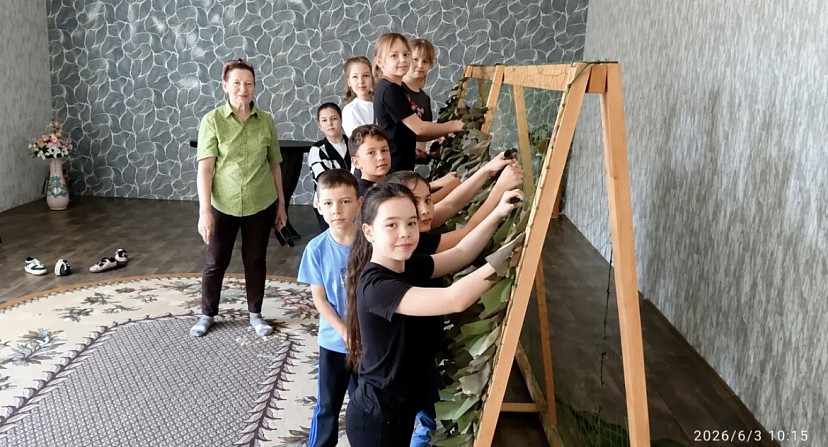 Саратовский учитель со школьниками плетут маскировочные сети на СВО